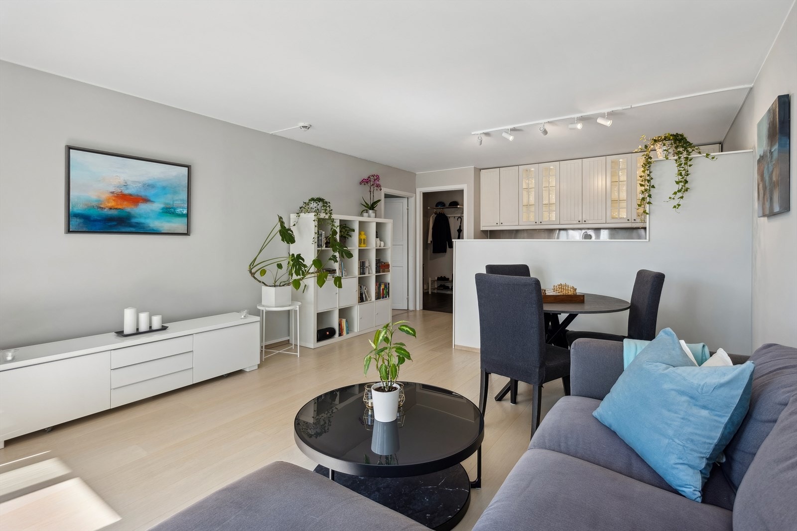 Romslig og lys stue med fine malte glatte vegger samt lys enstavsparkett. Galleribilde