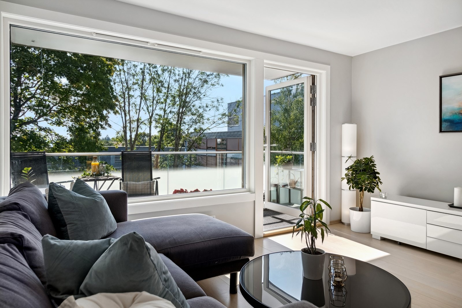 Usjenert stue med stort vindu som slipper inn et fint lys. Utgang til sørøstvendt balkong. Galleribilde