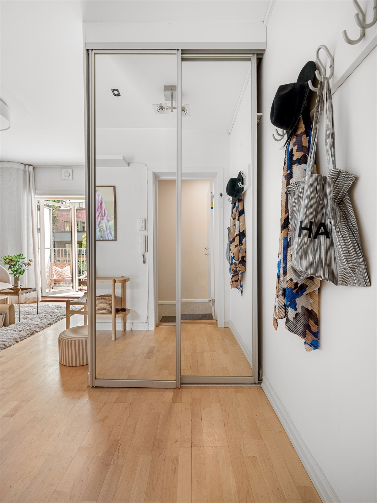 En smart speilskyvedørsgarderobe er montert i inngangspartiet. Galleribilde