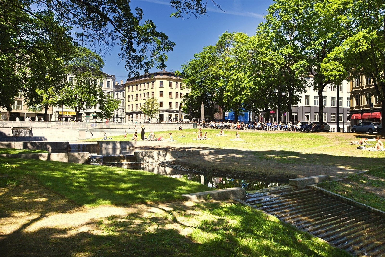 Alexander Kiellands plass ligger en kort rusletur unna. Et perfekt sted for en piknik eller noe godt å drikke på uteserveringen. Galleribilde