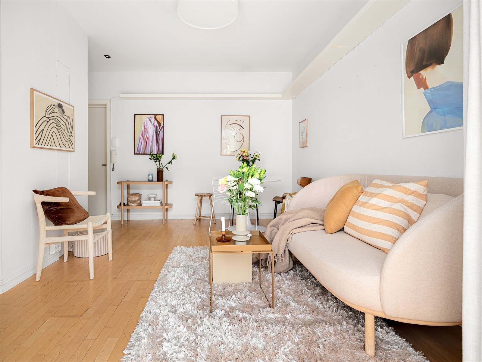 På motsatt side av sofakroken finner TV benken sin naturlige plassering. Galleribilde