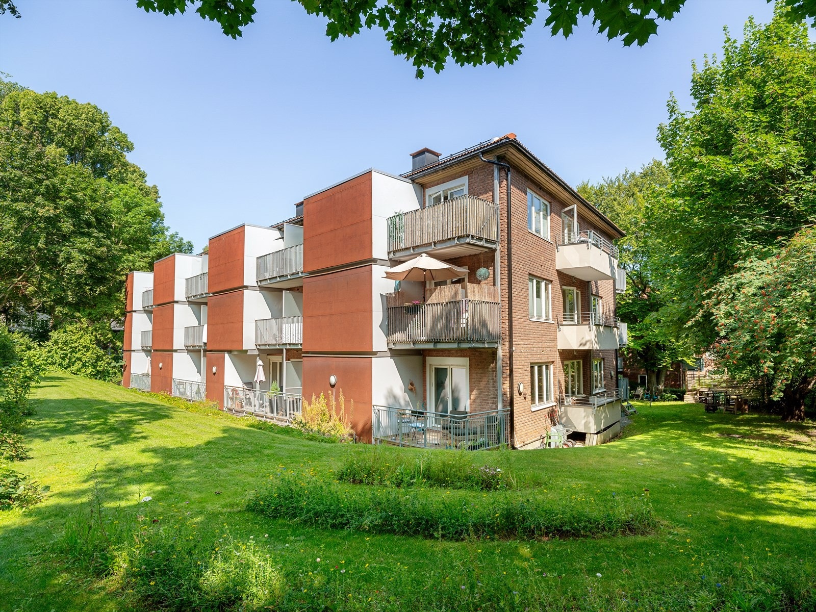 Borettslaget ligger like i nærheten av St. Hanshaugen og rett nedenfor Gamle Aker Kirke med Telthusbakkens, Akersveien og Damstredets særegne trebebyggelse som nærmeste nabo. Galleribilde