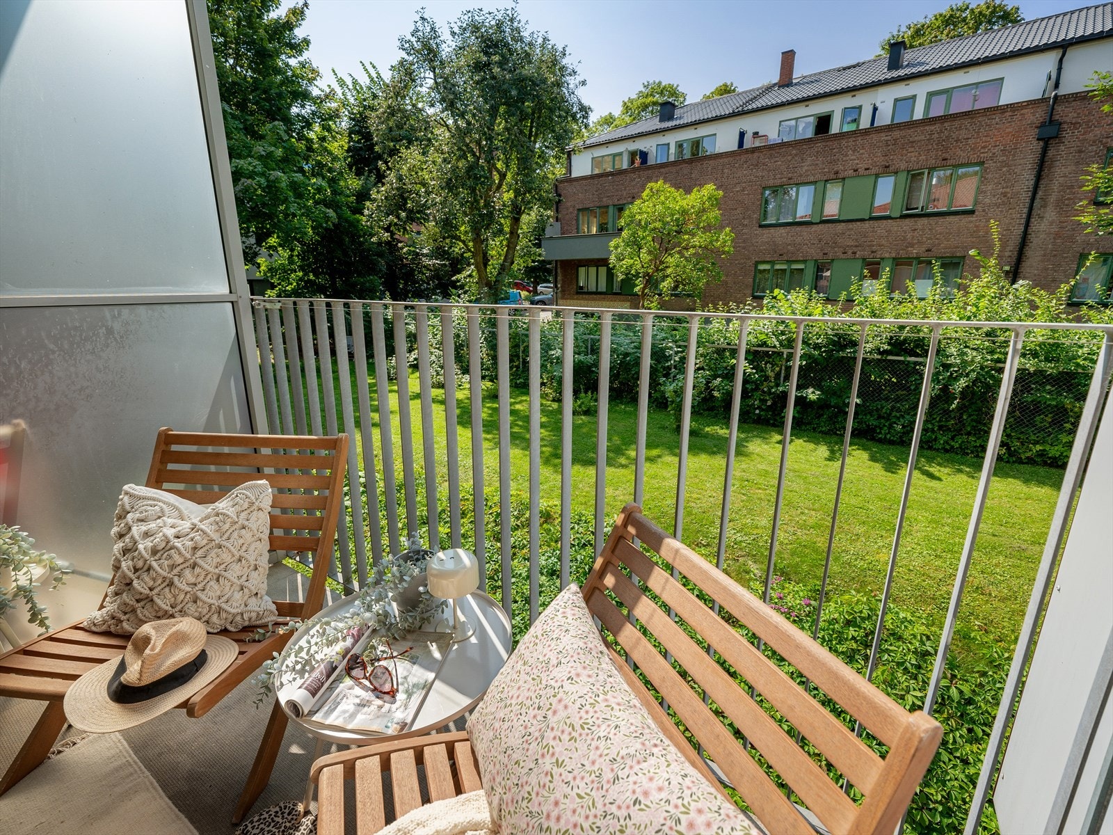 Med utsikt til borettslagets frodige og flotte felleasarealer er det lett å glemme at man faktisk bor i byen:-) Galleribilde