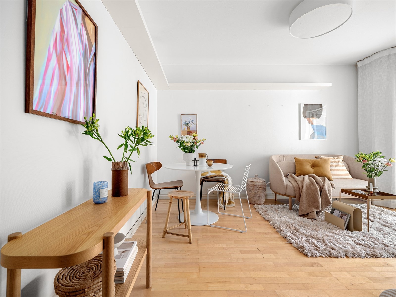 Det er også god plass til et spisebord og andre oppbevaringsmøbler her. Galleribilde