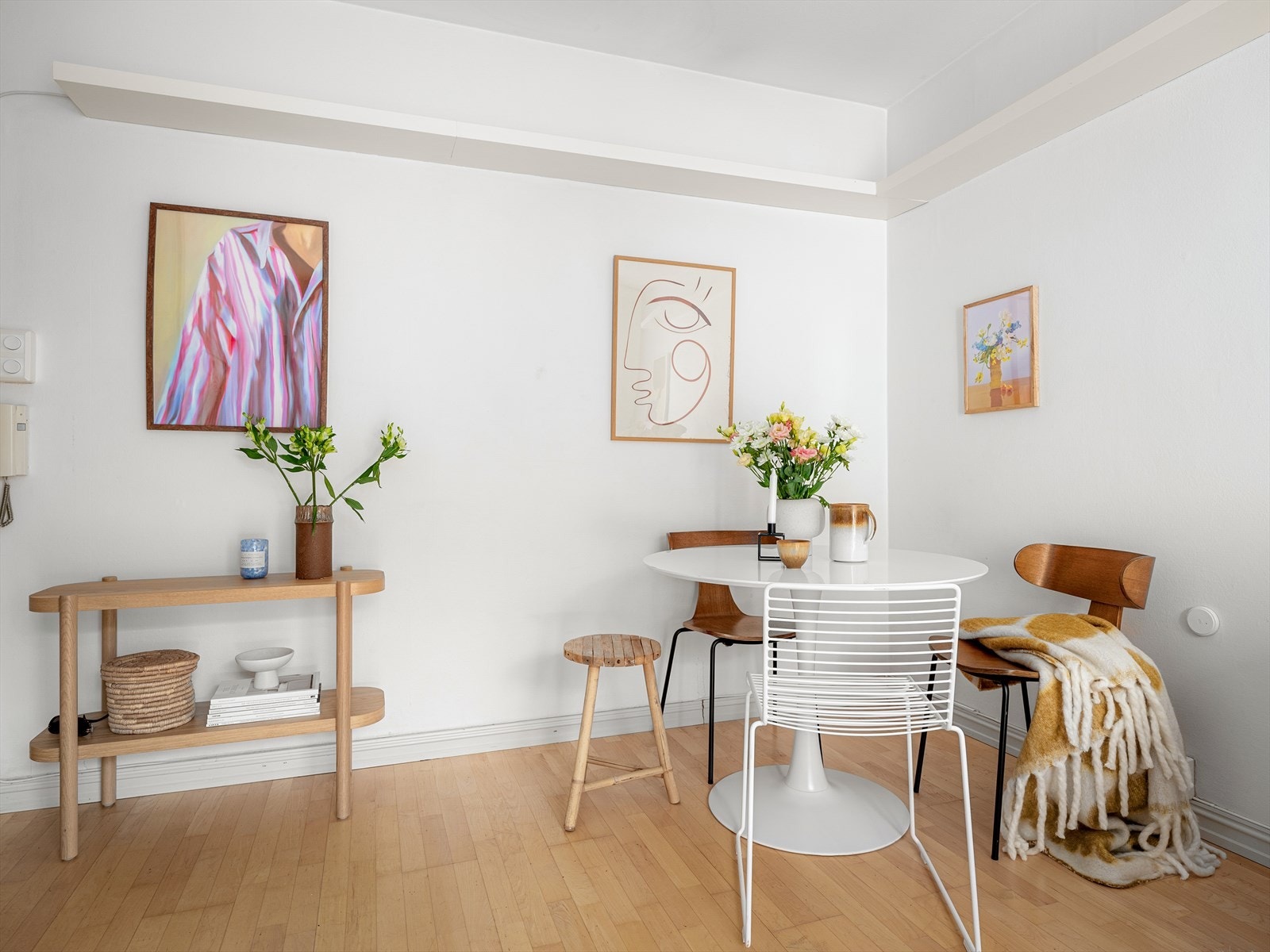 I denne delen av stuen kan man innrede en soveplass/sovealkove om man vil. En smart skapsseng er også en genial løsning. Galleribilde