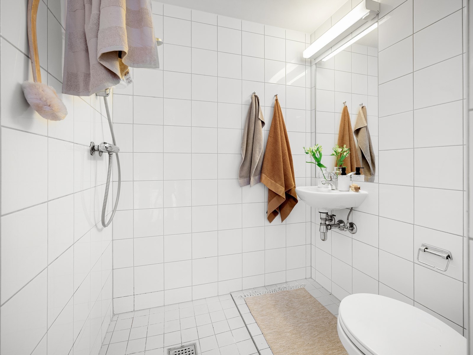 Leilighetens baderom er pent flislagt, og ble pusset opp i regi av borettslaget i 2010. Det er gratis fellesvaskeri i kjelleren som benyttes av beboerne. Galleribilde