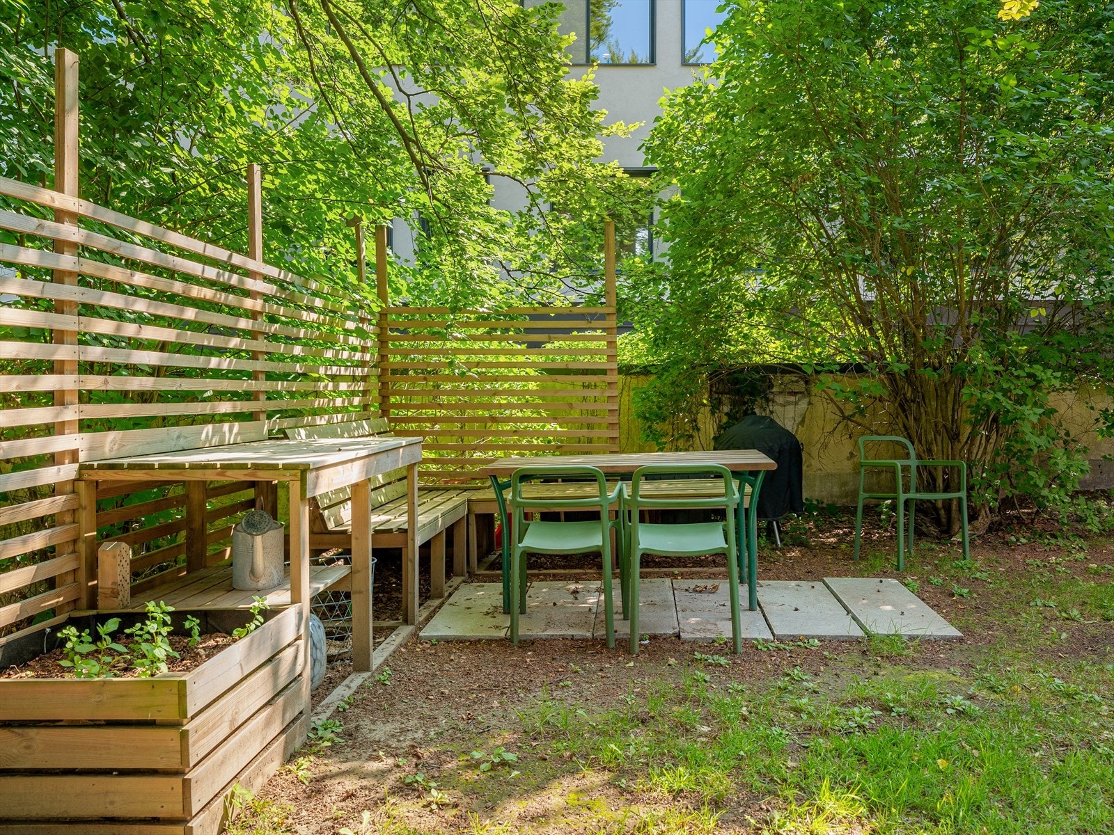 Flott opparbeidet felles hage med sittegrupper, grillplass, plenarealer, mm. Galleribilde