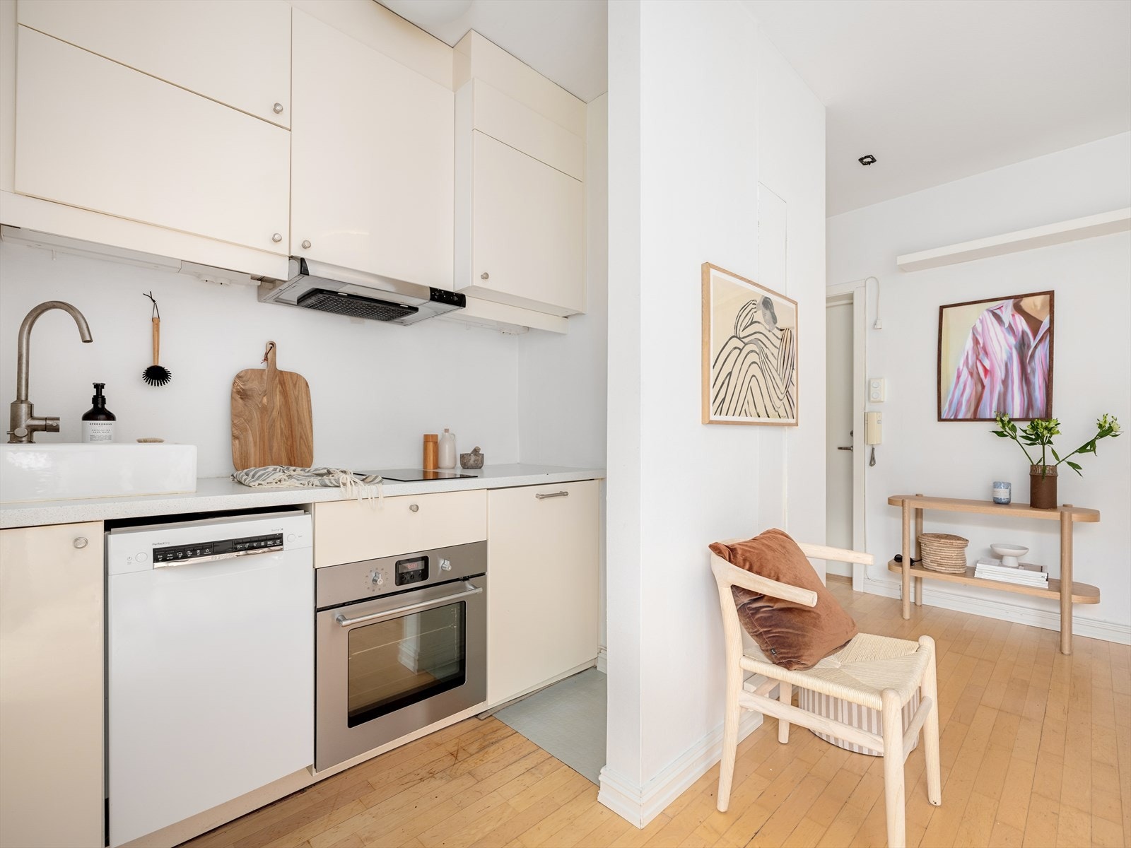 Innredning fra gulv til tak. Her er det godt med skap- og benkeplass. Galleribilde