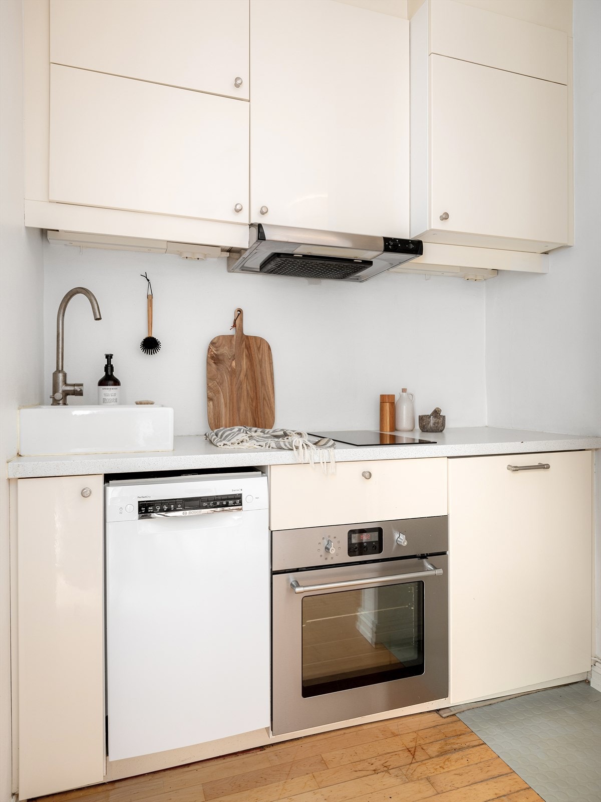 Integrert kjøleskap under benkeplaten, komfyr og induksjonstopp med to kokeplater. Oppvaskmaskin i nisje. Galleribilde