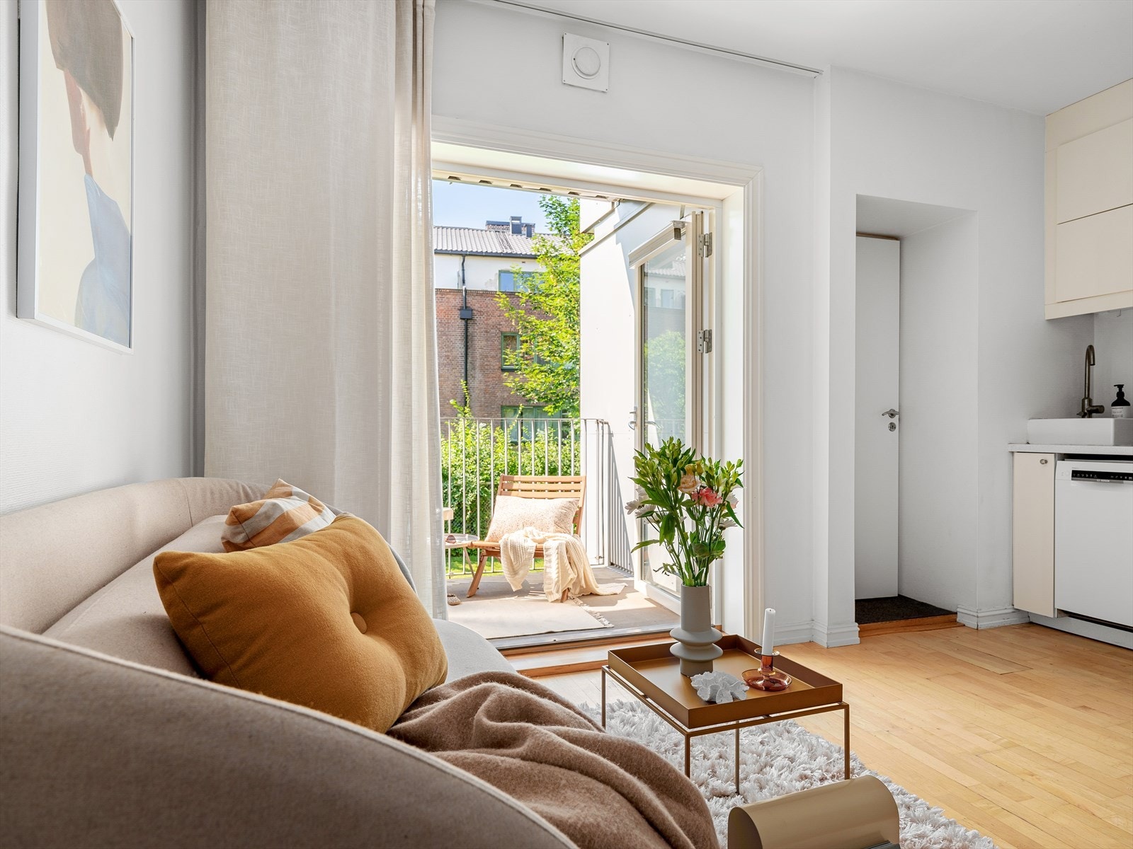 På sommerstid blir den koselige balkongen en herlig forlengelse av stuerommet. Galleribilde