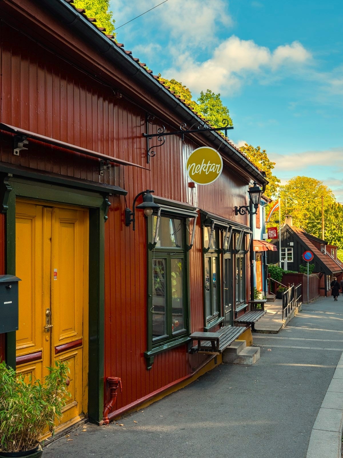 Rusler du i retning byen og Fredensborg finner du Nektar vinbar og den franske restauranten Chez Colin som er en lokal favoritt for mange. Galleribilde