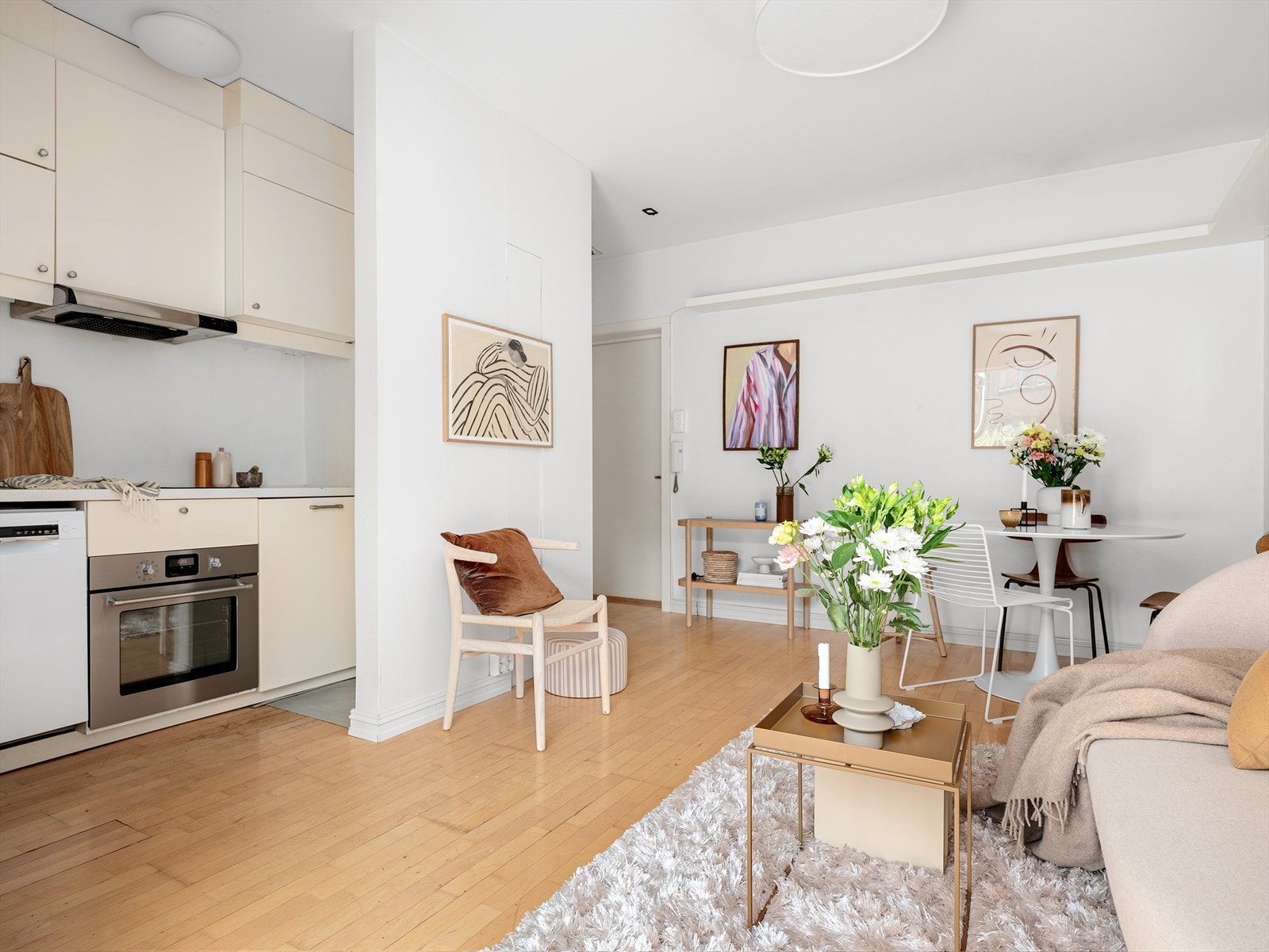 Kjøkkenet ligger behagelig tilbaketrukket i en halvåpen løsning mot stuen. Galleribilde