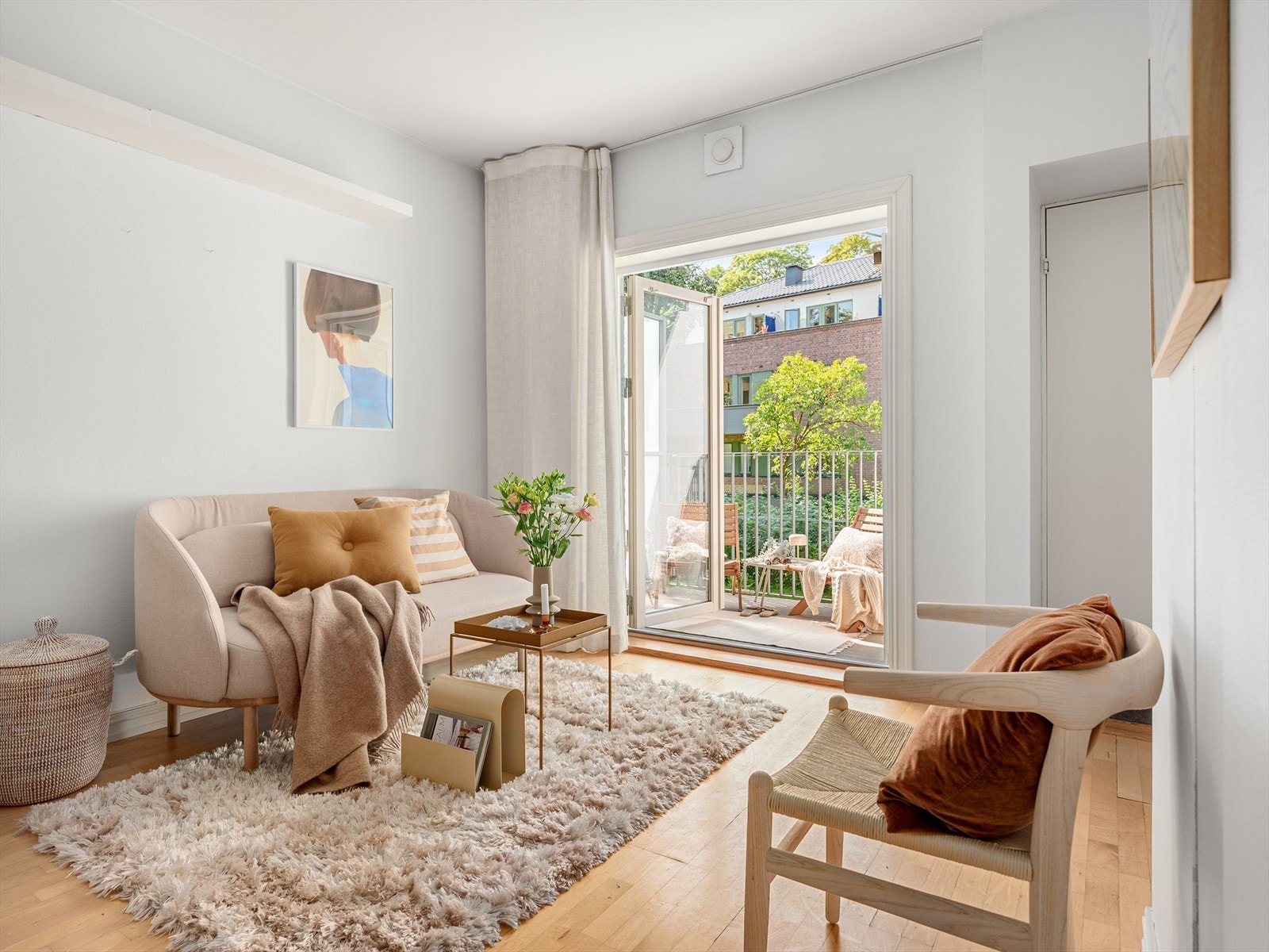 Leiligheten ligger i byggets 2.etasje, og vender i sin helhet mot frodige, grønne fellesområder. Galleribilde