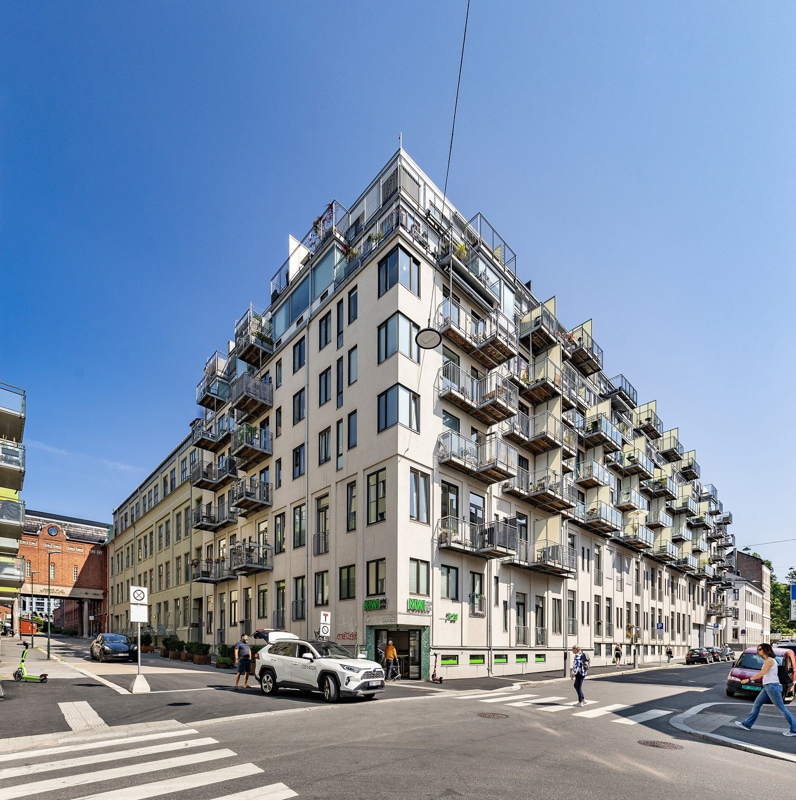 Leiligheten ligger i nærheten av alt av servicetilbud og offentlig kommunikasjon. Galleribilde