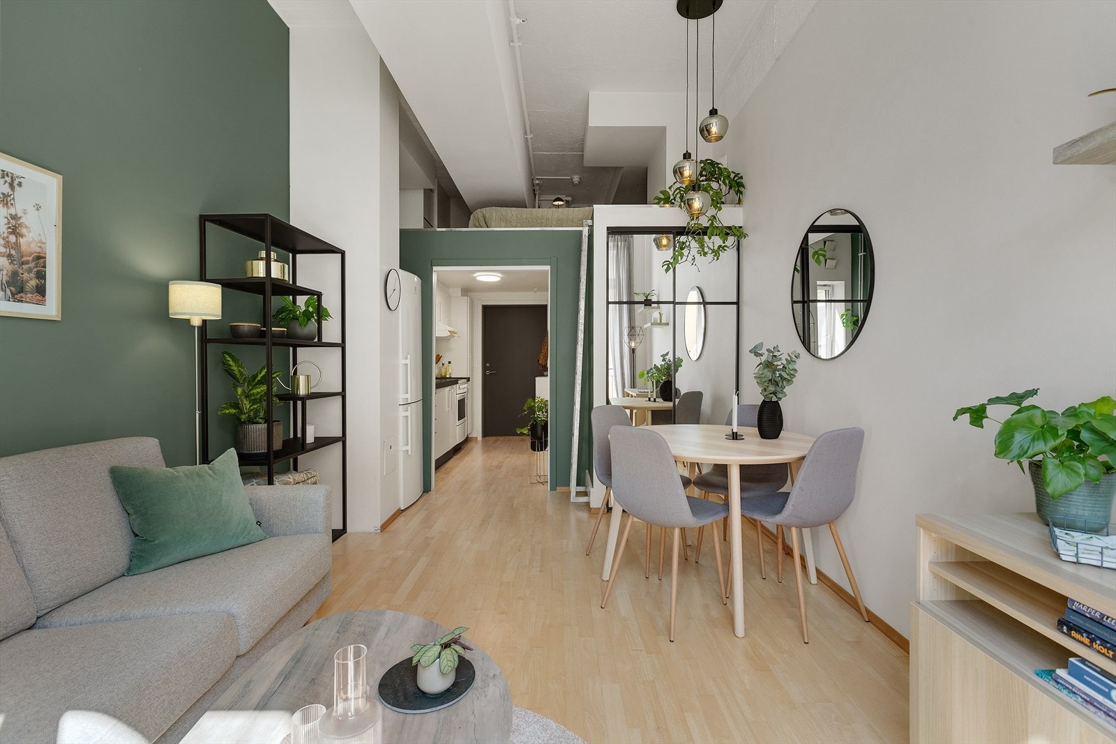 Lys og luftig stue med generøs takhøyde. God plass til sofa og spisebord. Galleribilde