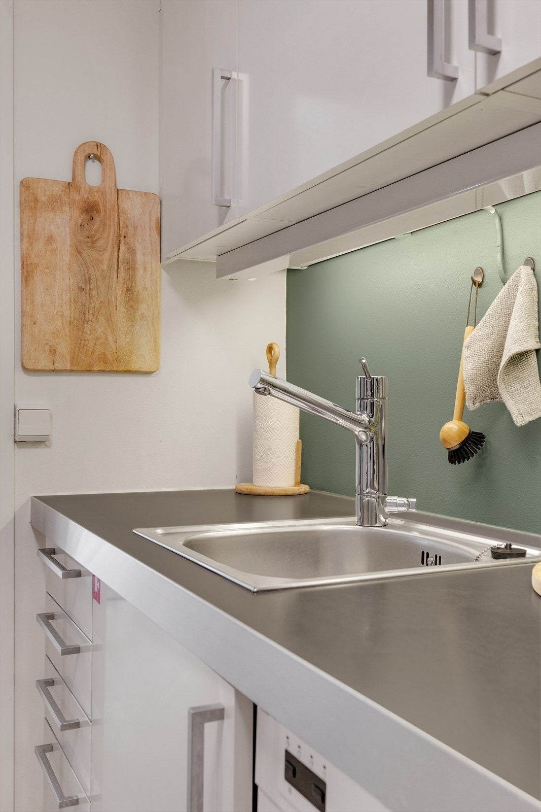 Leiligheten er tilknyttet felles varmtvann og fjernvarmeanlegg med radiatorer. Galleribilde