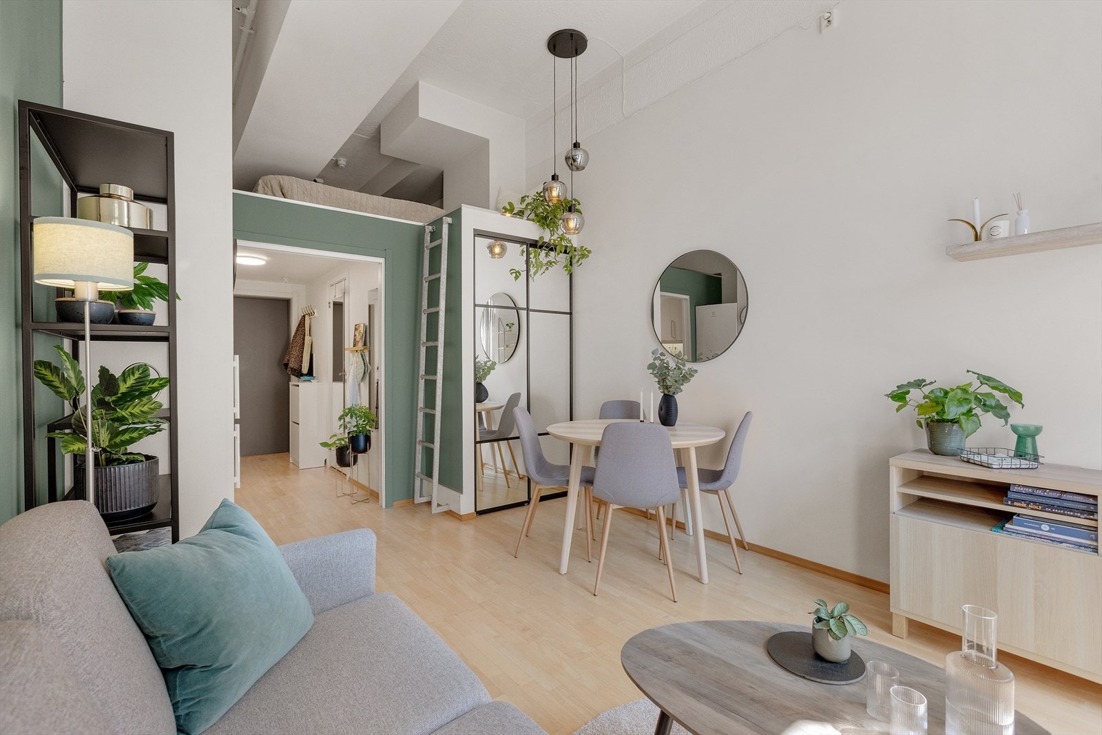 Sjarmerende stue med tilgang til hems. Store vinduer gir rikelig med naturlig lys og de gode fargevalgene kombinert med god takhøyde skaper en avslappende atmosfære. Galleribilde