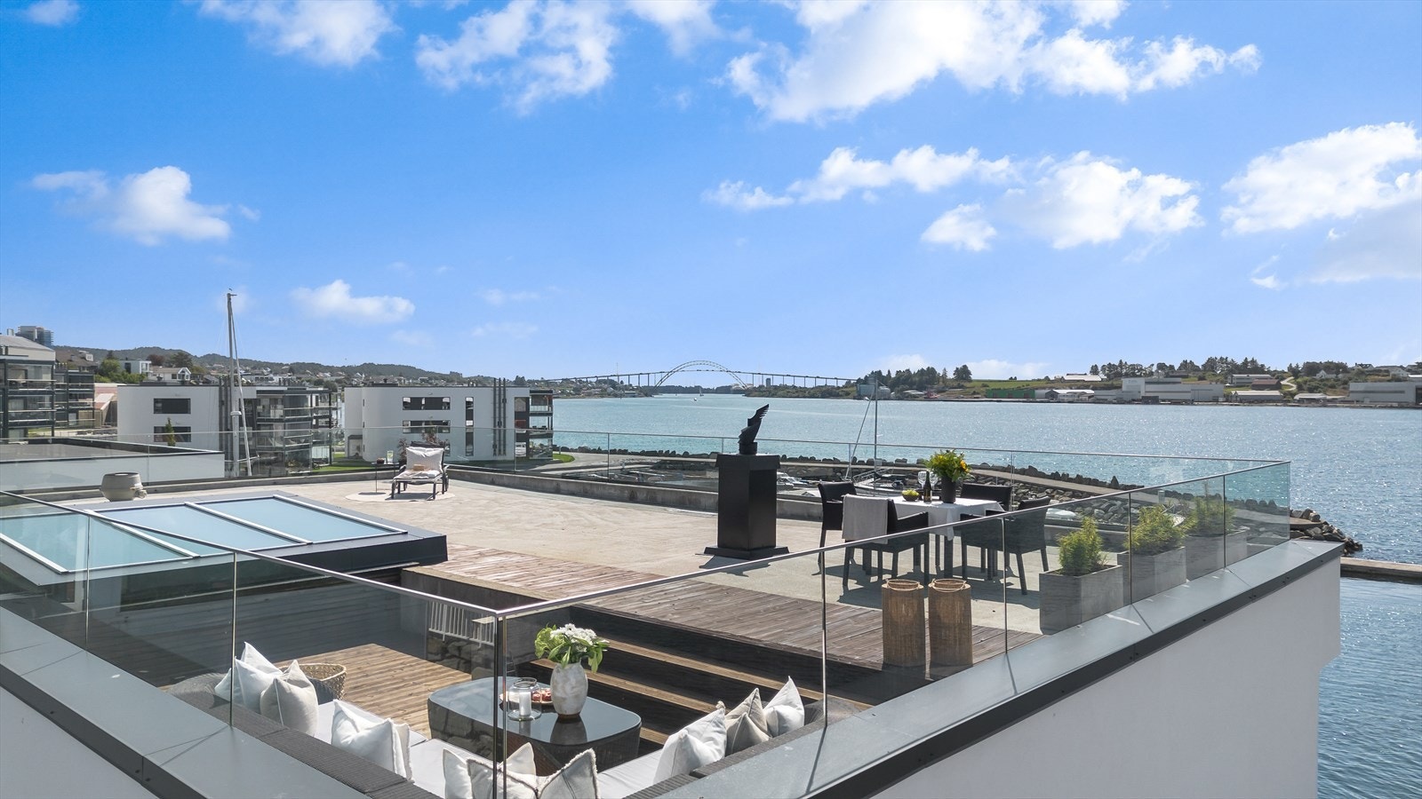 Fantastisk takterrasse med panoramautsikt over fjorden og nærliggende områder. Perfekt for avslapning og sosiale sammenkomster. Galleribilde