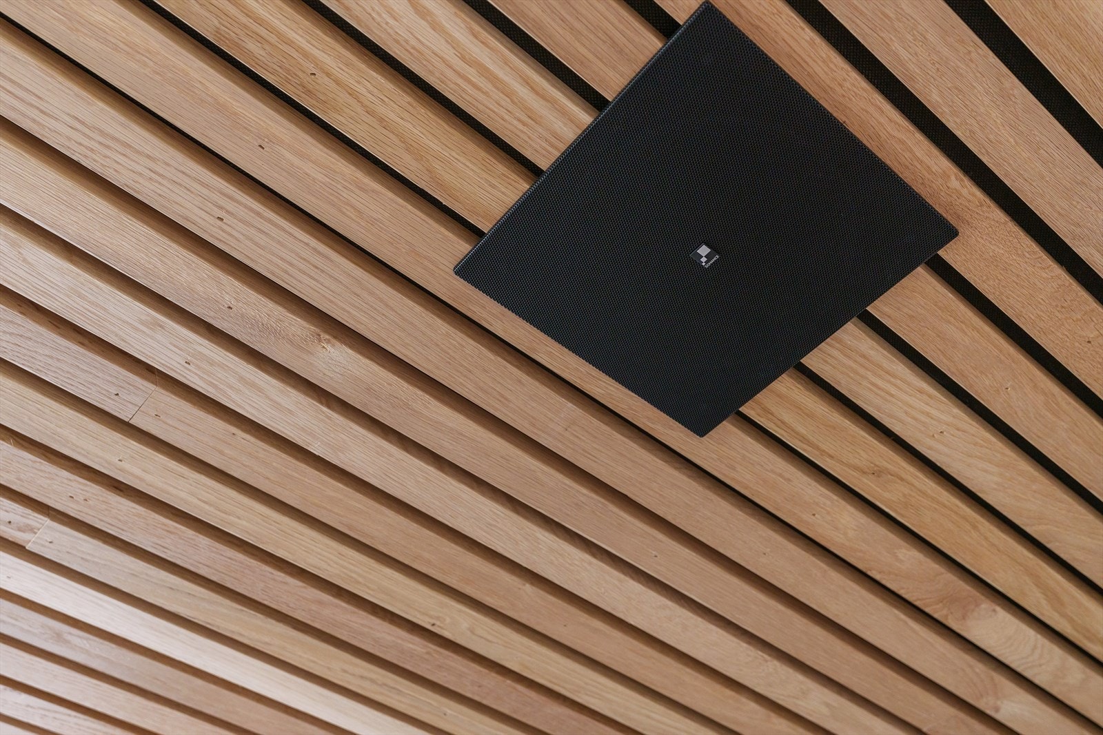 Innebygde høyttalere i tak/himlinger Galleribilde