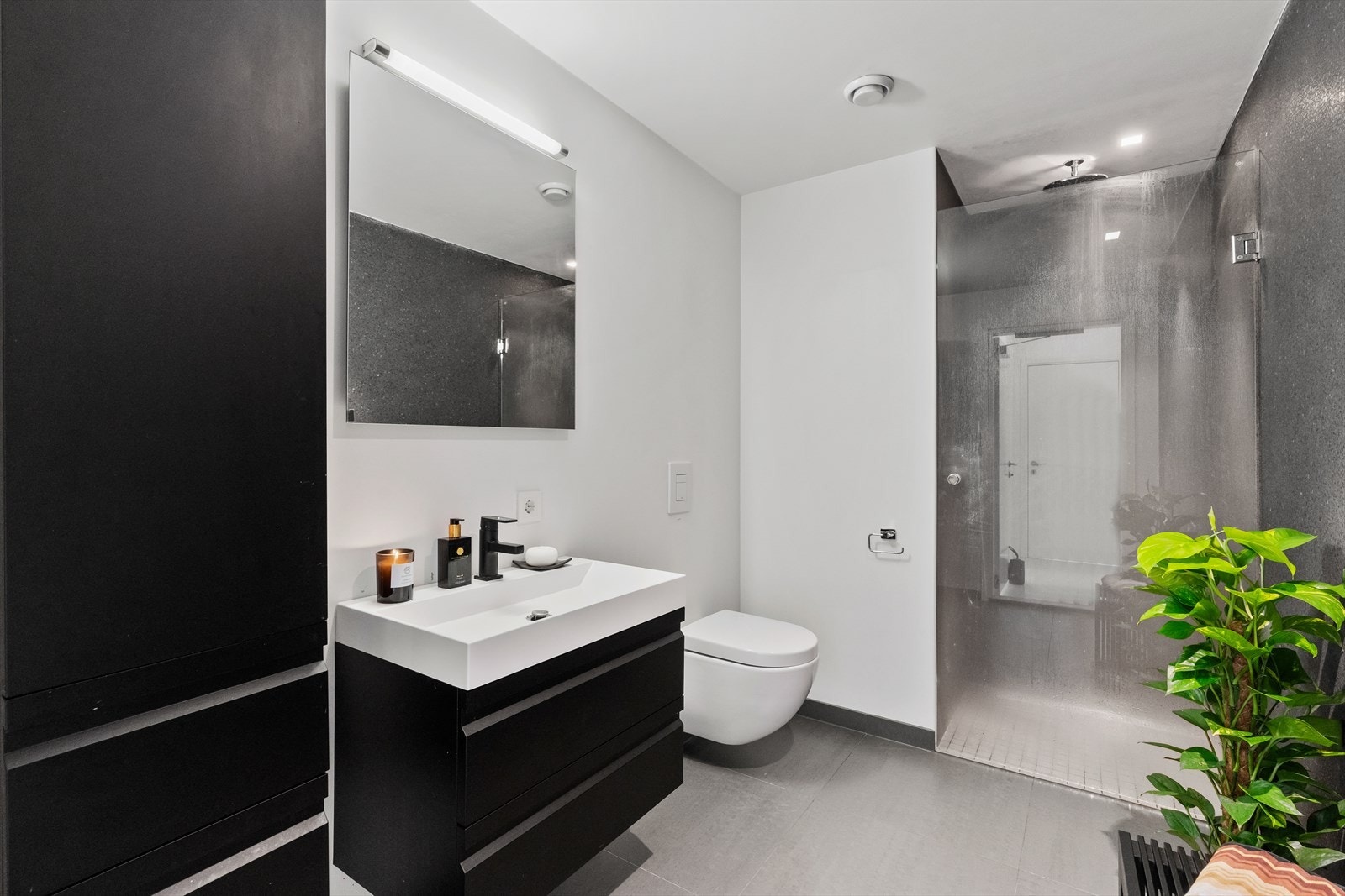 Baderom 1. etasje med stor dusjnisje som har glassvegg og vannfall fra tak Galleribilde