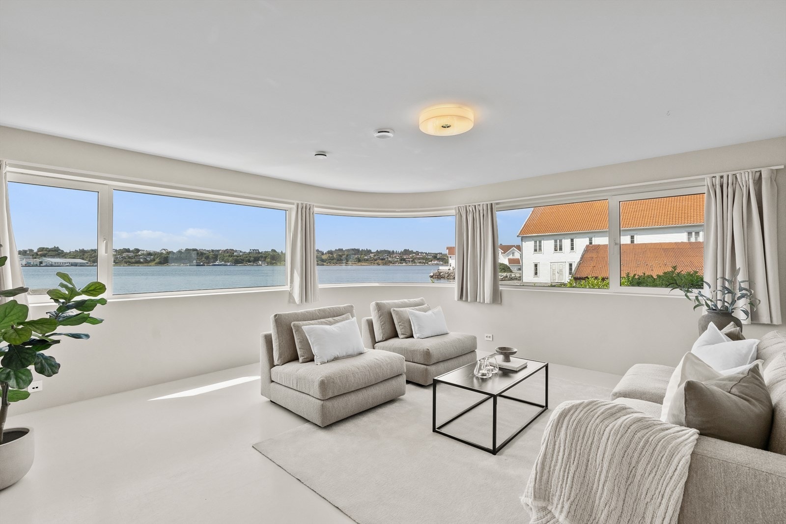 Stue/soverom første etasje med buet vindu som gir rommet et eksklusivt særpreg Galleribilde