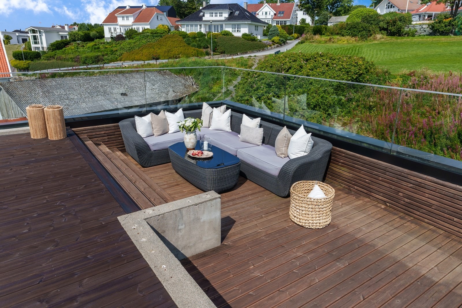 Moderne takterrasse med flott utsikt, perfekte omgivelser for avslapning. Beliggenhet i et rolig og attraktivt nabolag. Galleribilde