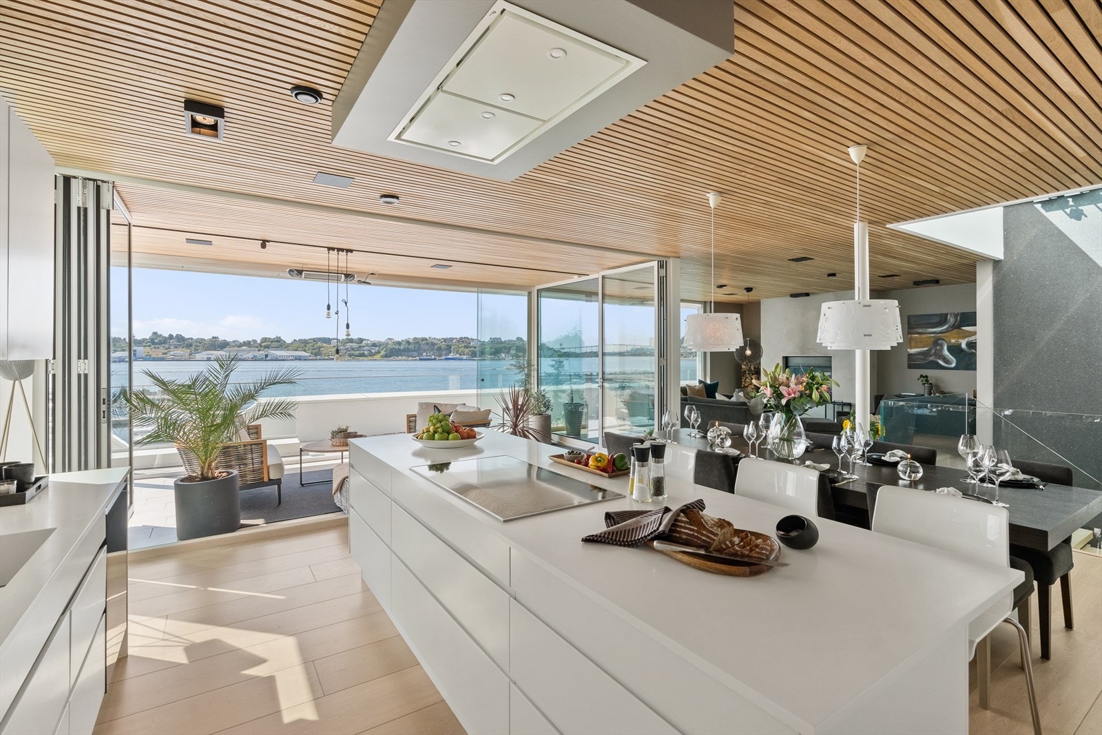 Romslig og moderne kjøkken med fantastisk utsikt mot sjøen. Perfekt for matlaging og sosiale sammenkomster i naturskjønne omgivelser. Galleribilde