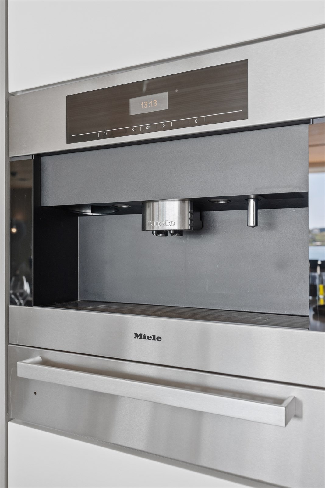 Innebygd kaffemaskin fra Miele for den perfekte kaffekoppen, integrert sømløst i kjøkkeninnredningen for en luksuriøs opplevelse. Galleribilde