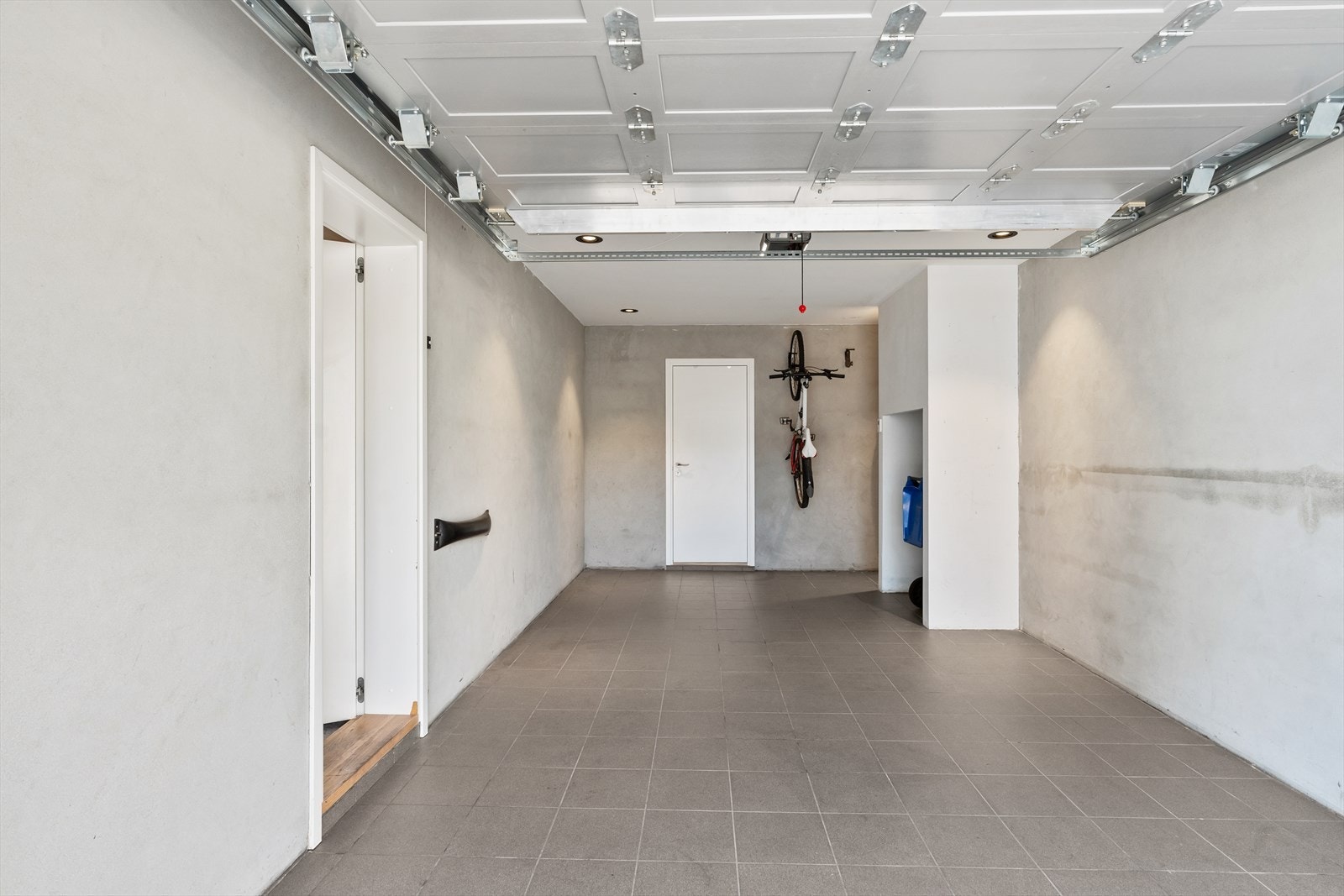 Garasje med flislagt gulv og vannbåren varme Galleribilde