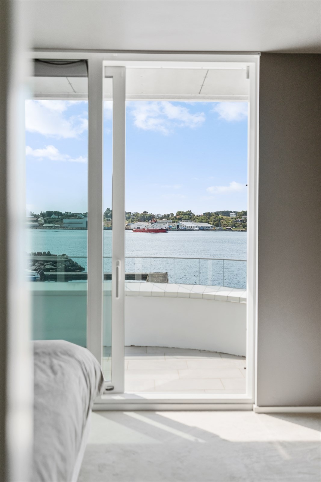 Fra hovedsoverrommet er det skyvedører rett ut på terrasse med den fantastiske nærheten til Karmsundet Galleribilde