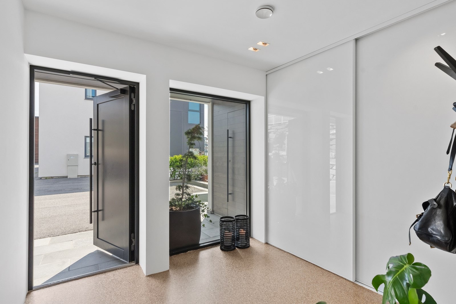 Gang og videre inn til innbydende hall med store skyvedørsgarderober Galleribilde