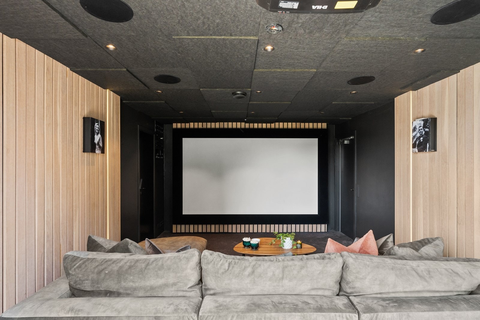 Opplev hjemmekinoen i toppklassen med romslig sitteområde og førsteklasses lyd- og bildekvalitet, perfekt for filmkvelder. Galleribilde
