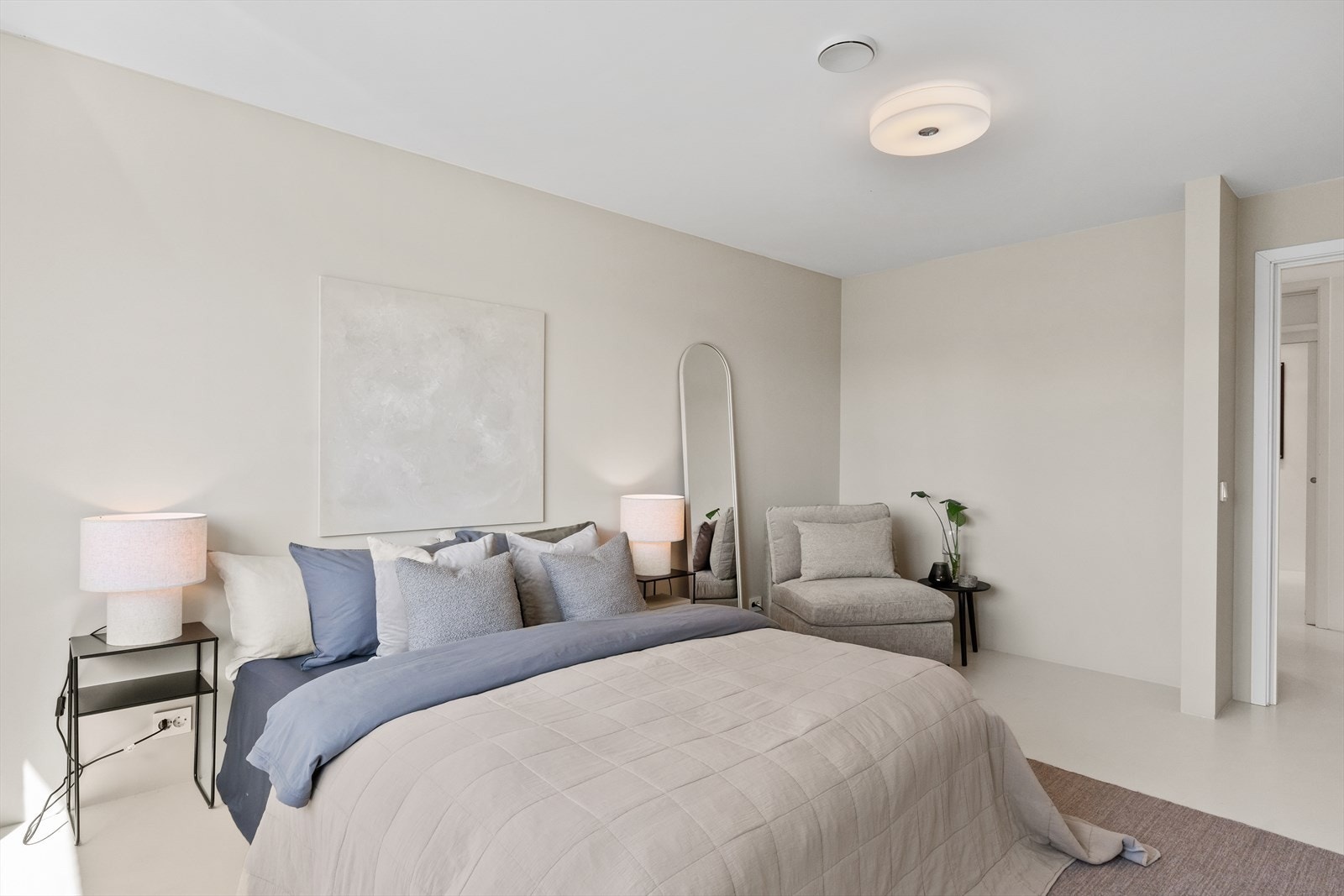 Ett av to store og innbydende soverom i 1. etasje Galleribilde