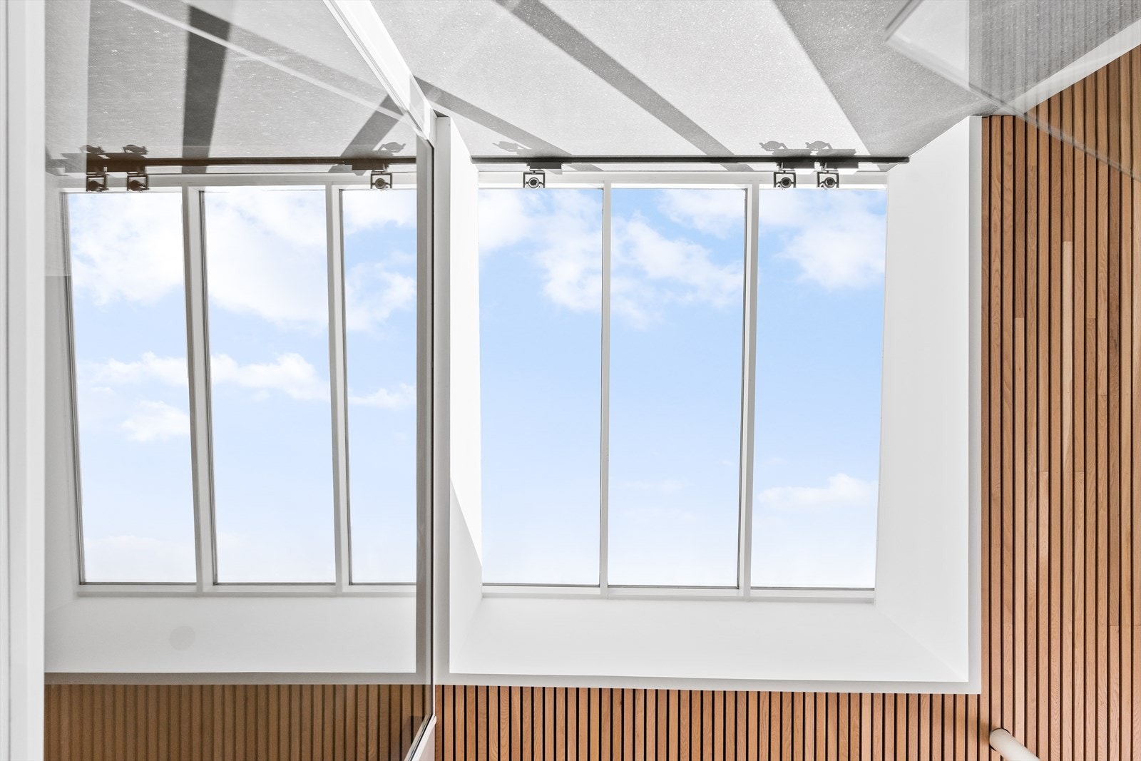 Lys og luftig bolig med store vindusflater som gir fantastisk utsyn til blå himmel og dagslys. Perfekt for lyselskere. Galleribilde