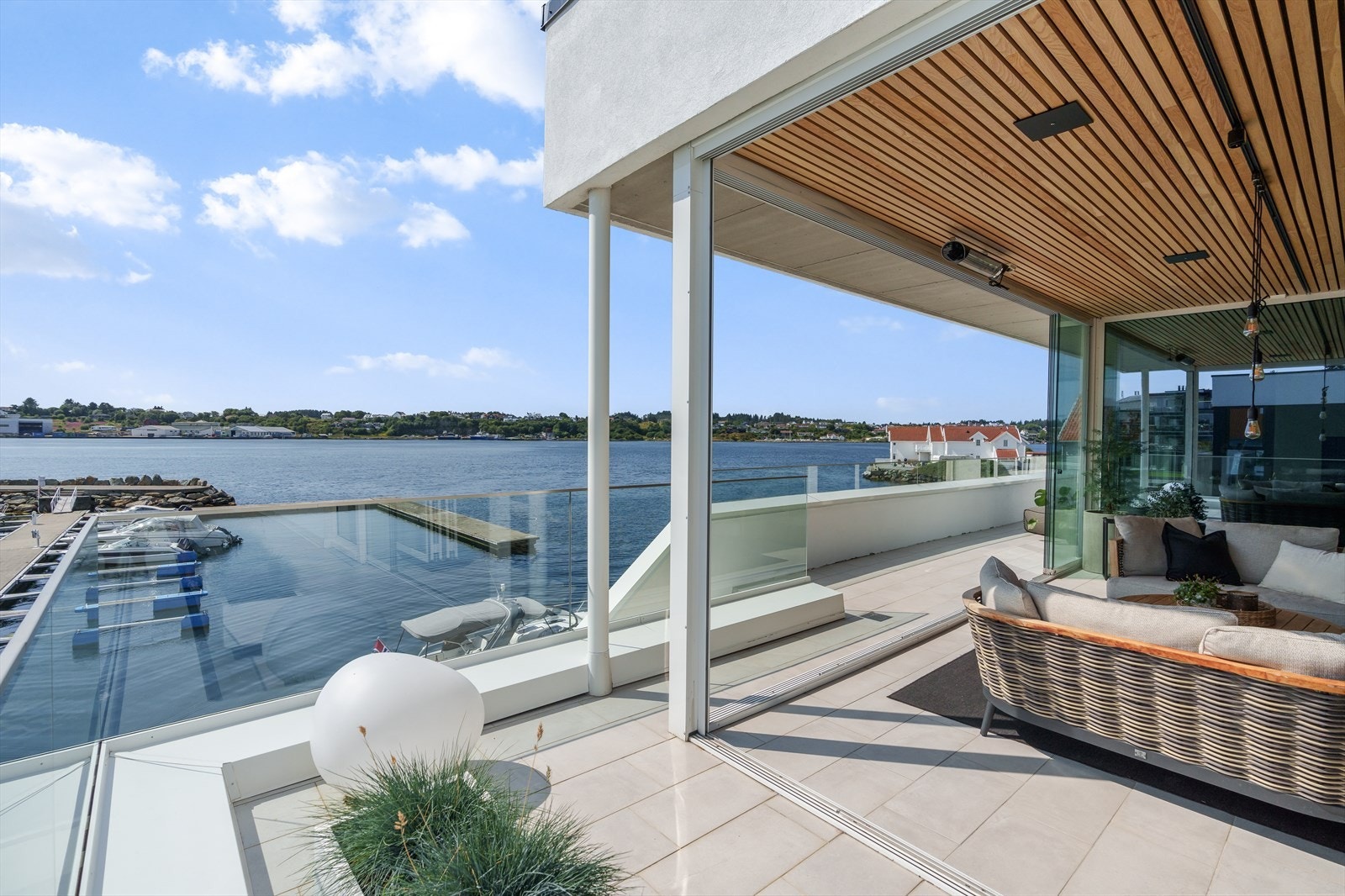 Ved å bruke foldedørene kan en åpne opp fra stuen/kjøkkenet og ut på terassen Galleribilde