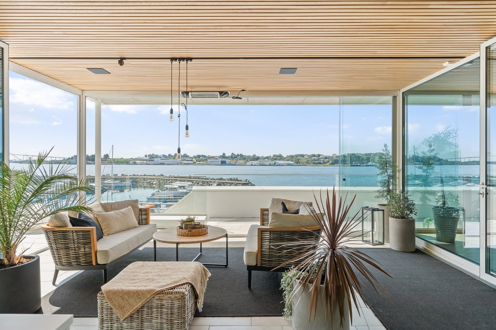 Spektakulær utsikt over vannet fra romslig terrasse. Perfekt for avslapning og sosiale sammenkomster i naturskjønne omgivelser. Galleribilde