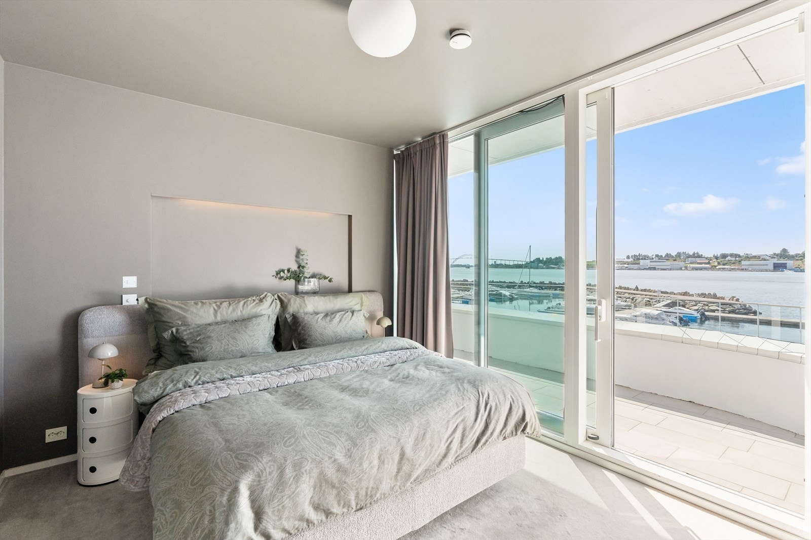 Boligen har en fantastisk onsuite med egen bad/spaavdeling, garderoberom og nydelig soverom med svært god plass til dobbeltseng Galleribilde