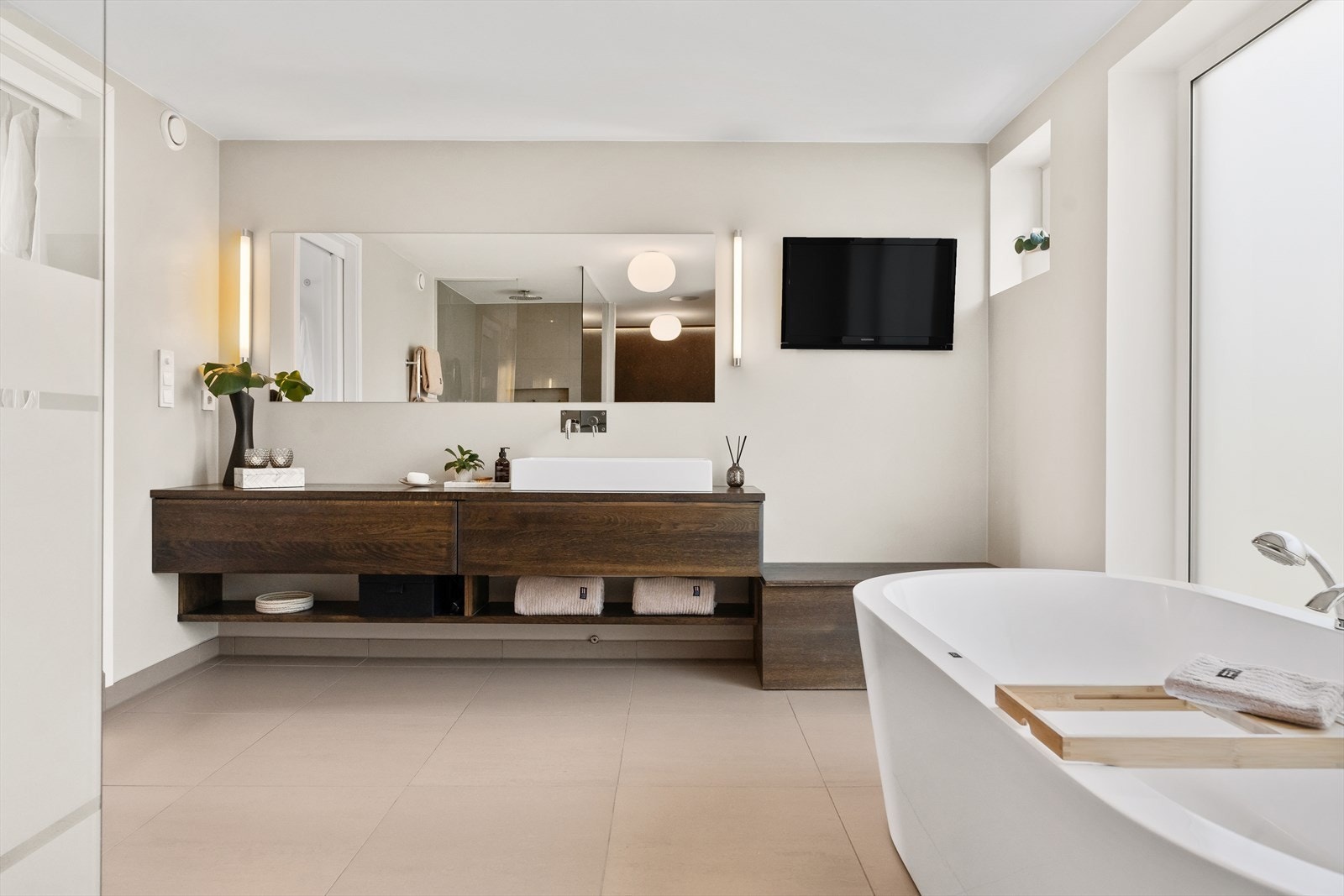 Elegant og romslig baderom med moderne fasiliteter og stilrent design. Perfekt for avslapning og velvære i hjemmet. Galleribilde