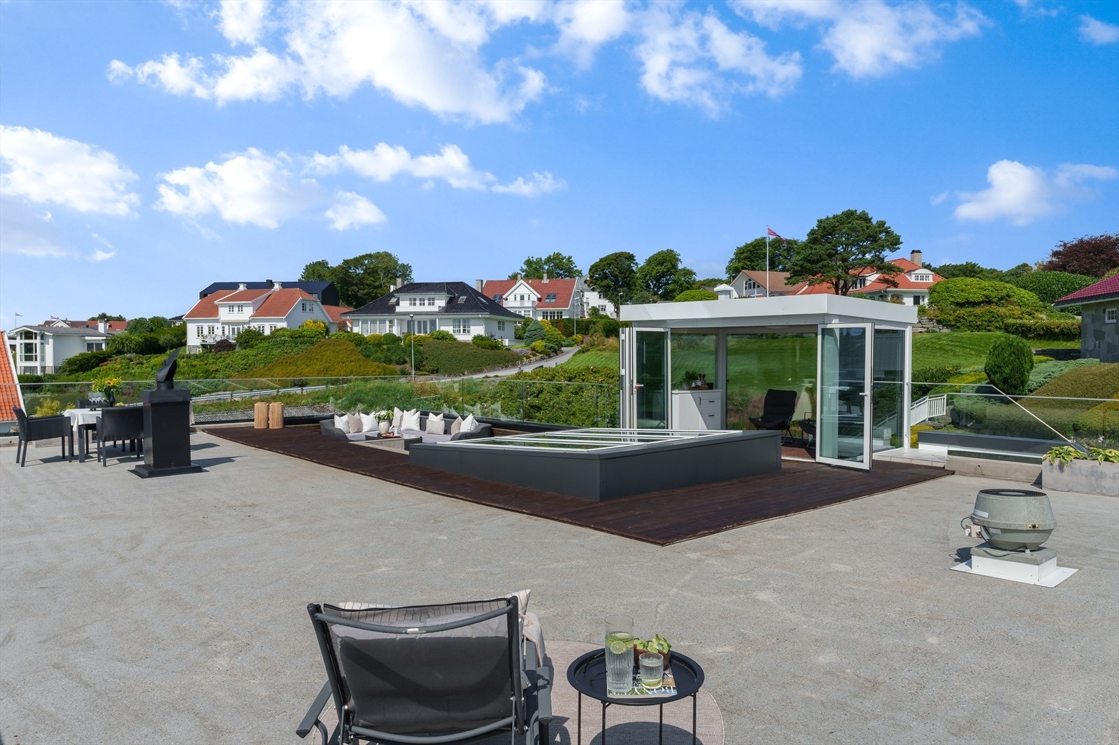 Takterrassen har innglasset congnacstue/grillhus og det er lagt opp strøm/vann til jacuzzi Galleribilde