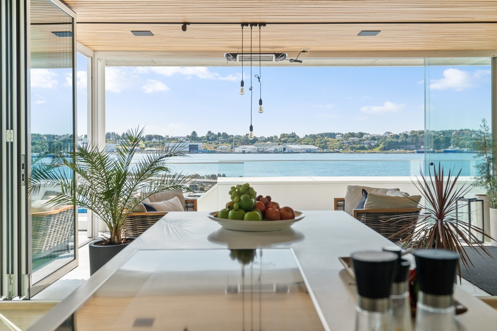 Spektakulær utsikt over vannet, med store vinduer som slipper inn rikelig med naturlig lys. Perfekt for avslapning og nytelse. Galleribilde
