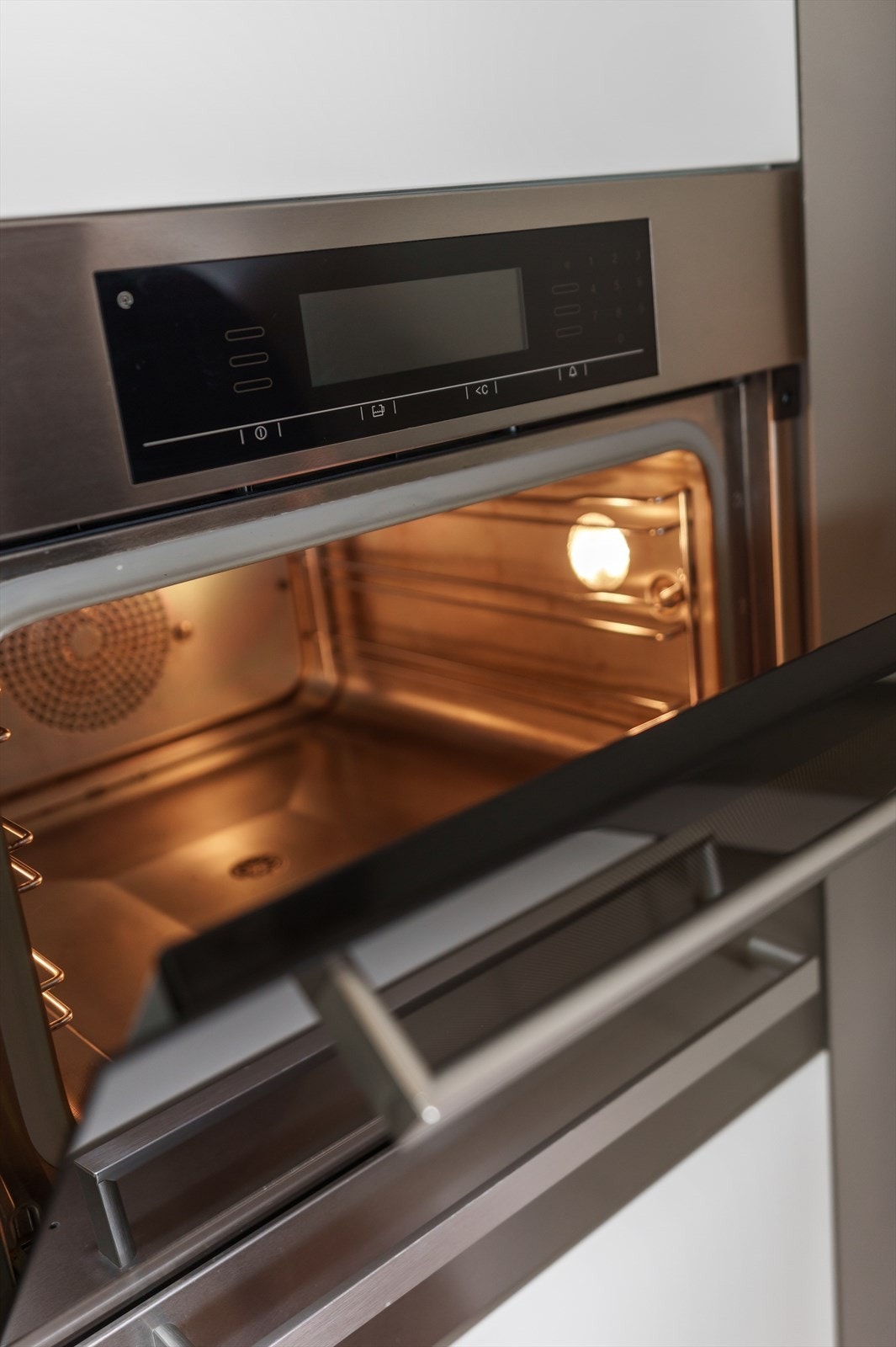 Moderne og romslig stekeovn med integrert belysning, perfekt for matlaging og baking. Enkel å bruke med stilrent design. Galleribilde