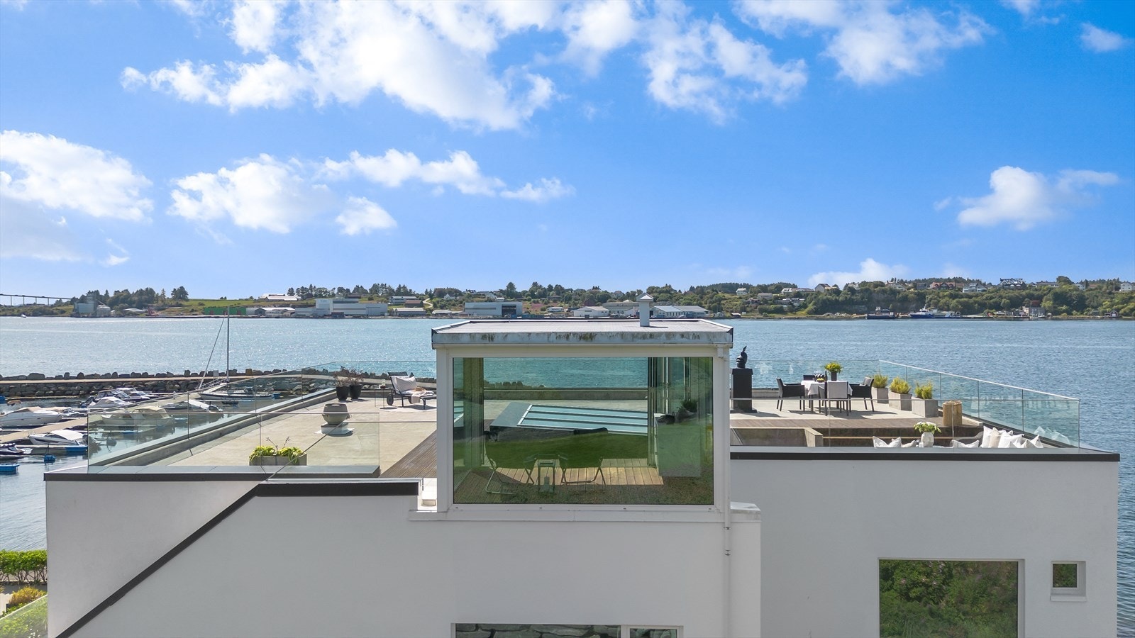 Fantastisk takterrasse med nedfelt sittegruppe og god plass til flere soner Galleribilde