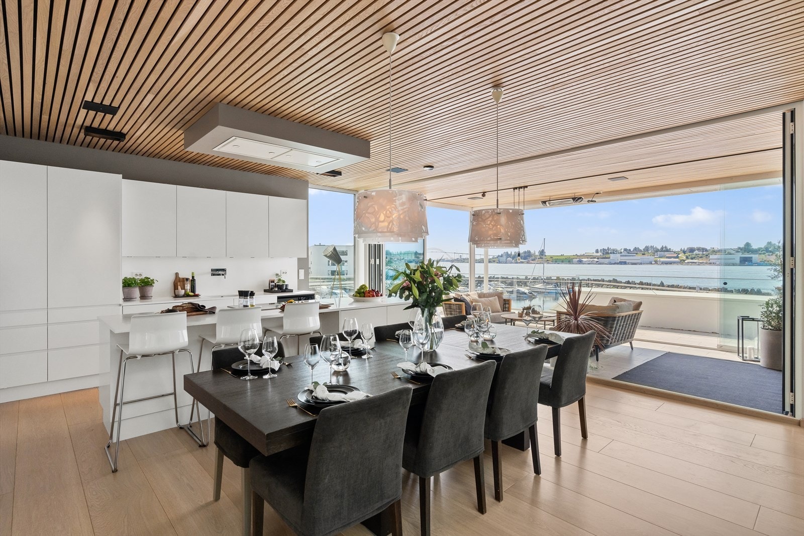 Romslig og moderne bolig med fantastisk utsikt over vannet, store vinduer og åpen planløsning som gir mye naturlig lys. Galleribilde