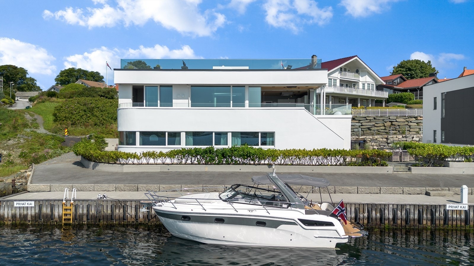 Moderne enebolig med fantastisk sjøutsikt, stor takterrasse og egen båtplass. Perfekt beliggenhet for maritime aktiviteter og avslapning. Galleribilde