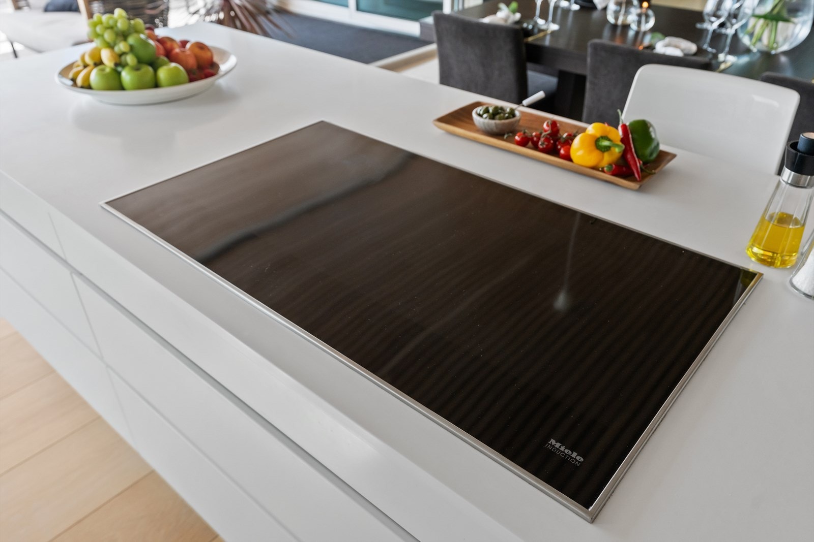 Moderne kjøkken med induksjonstopp og stilren design. Perfekt for matlaging og underholdning. Flott benkeplass. Galleribilde