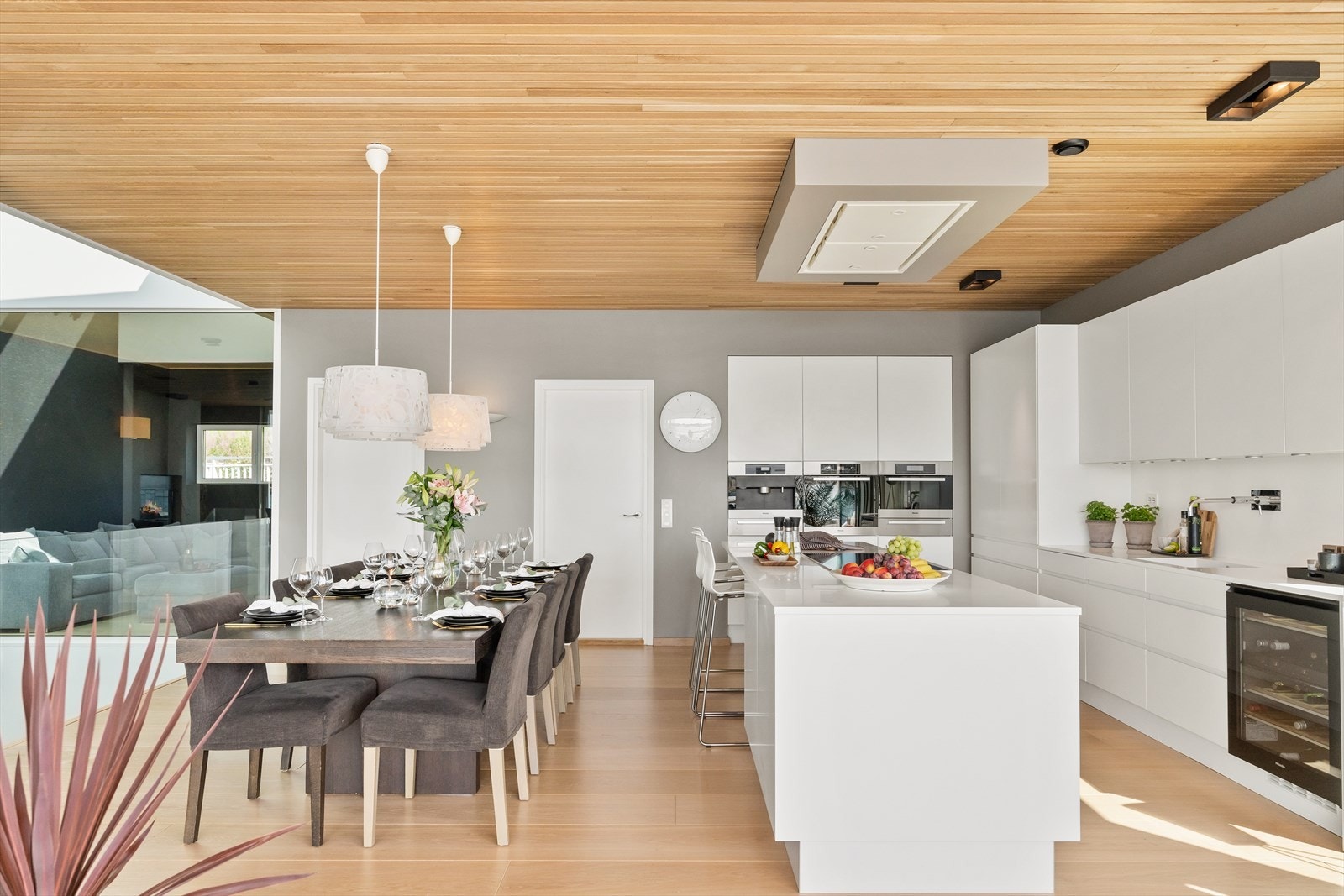 Lys, tidsriktig og moderne kjøkkeninnredning med integrerte hvitevarer av topp kvalitet Galleribilde