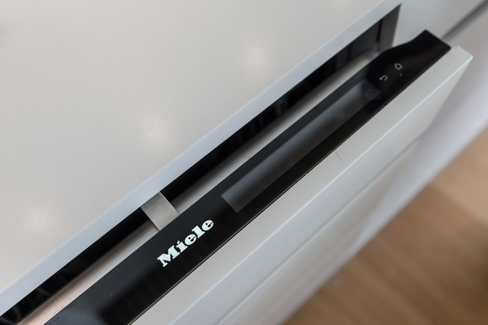 Moderne kjøkken med integrerte hvitevarer av høy kvalitet fra Miele. Perfekt for den matglade og kvalitetsbevisste kjøperen. Galleribilde