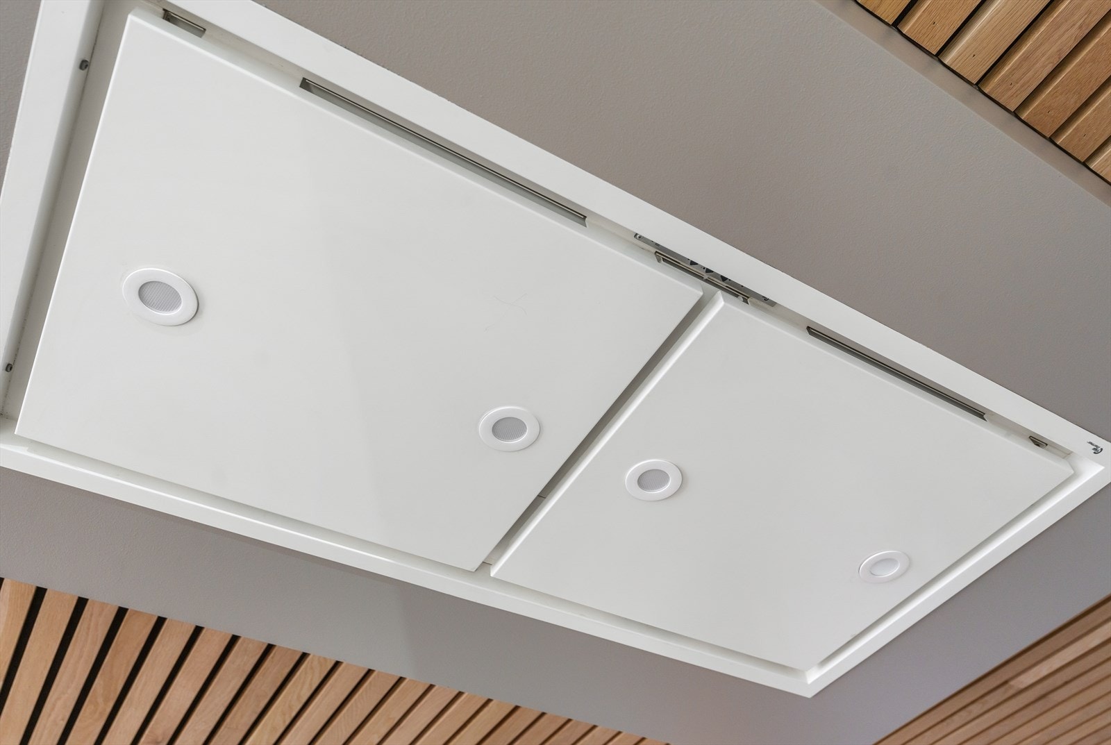 Moderne ventilasjonssystem med integrerte lysarmaturer, gir et stilrent og funksjonelt preg til boligen. Perfekt for moderne hjem. Galleribilde