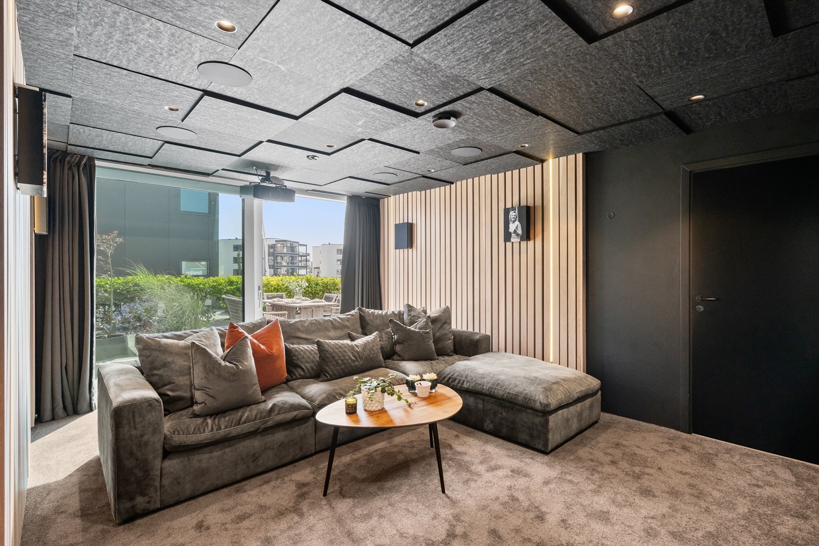 Kino med lydanlegg og prosjektor i topp kvalitet for en optimal kinoopplevelse Galleribilde