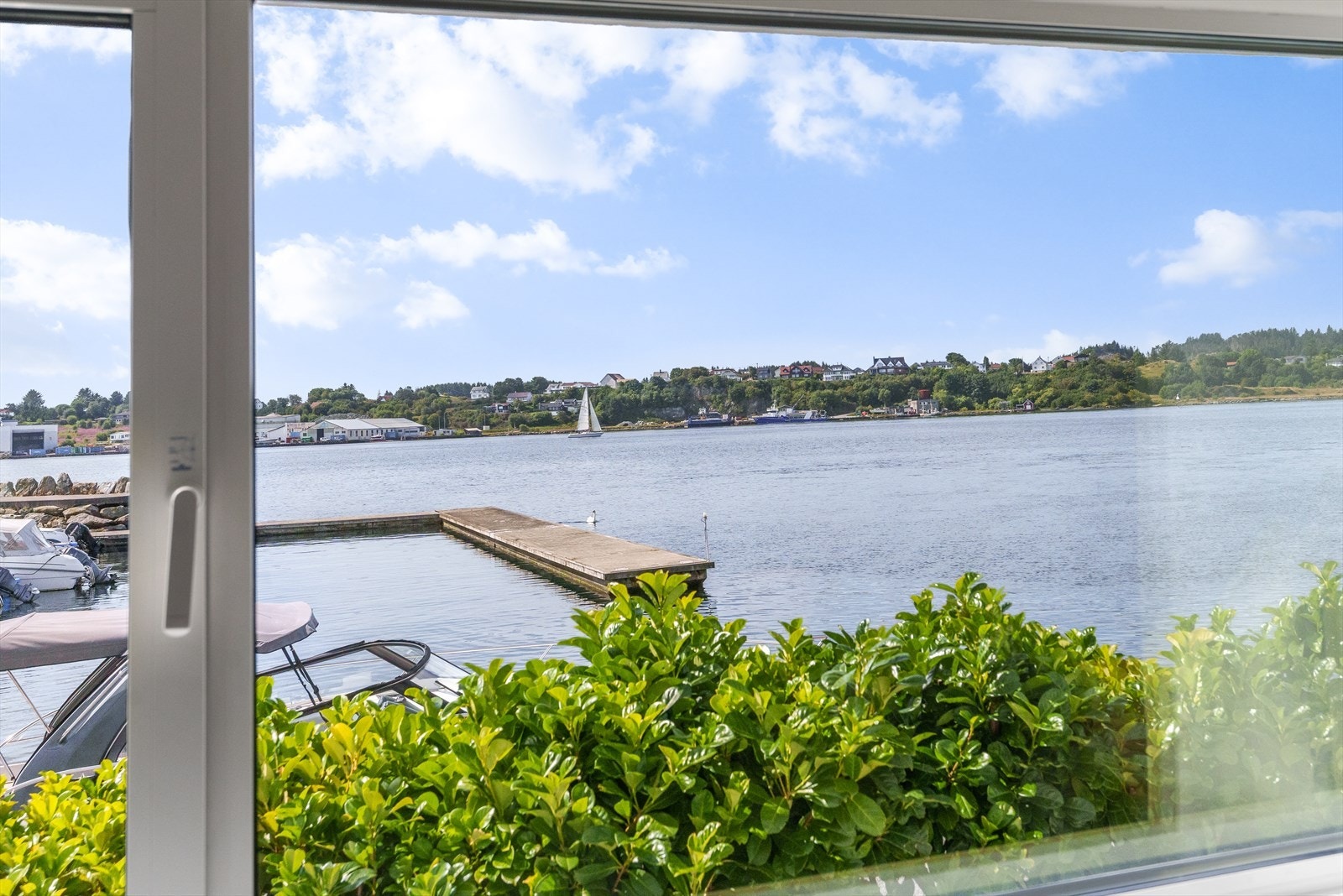 Fantastisk utsikt over sjøen, med nærhet til båtplass og flotte omgivelser. Perfekt beliggenhet for maritime opplevelser og rekreasjon. Galleribilde